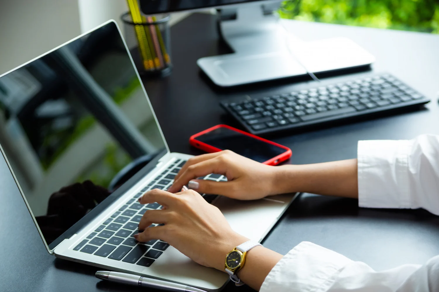 Mujer trabajando en un portátil, simbolizando el desarrollo web.
